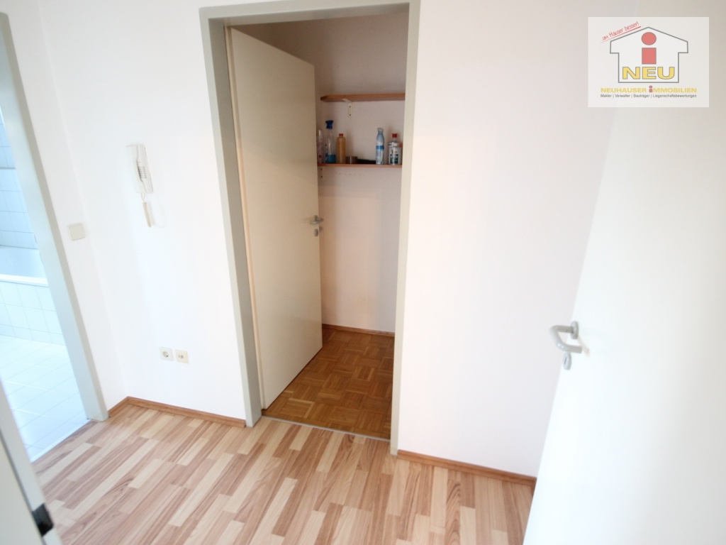überdachter Schlafzimmer Kellerabteil - Schöne 2 Zi Wohnung 52m² in Tessendorf