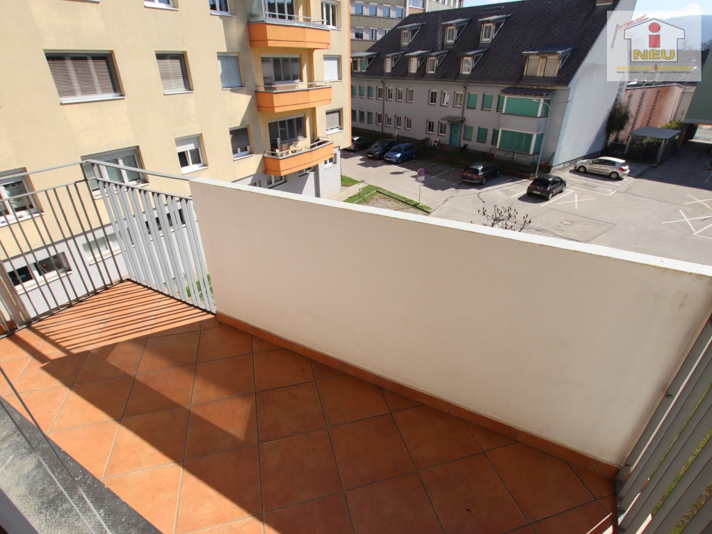 Zimmer große Küche - Schöne 2 Zi Wohnung mit Balkon und Parkplatz in Klagenfurt