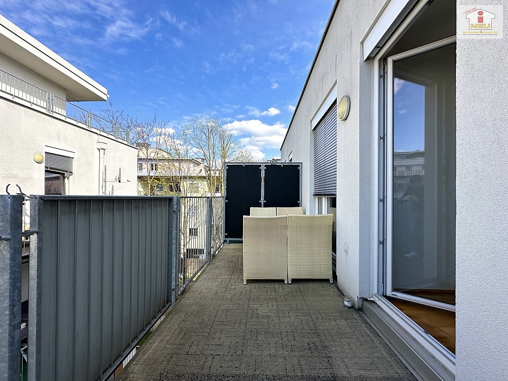 großem Zimmer Dusche - Neuwertige und schöne 2 Zi Wohnung mit großem Balkon in Graz - Niesenbergergasse