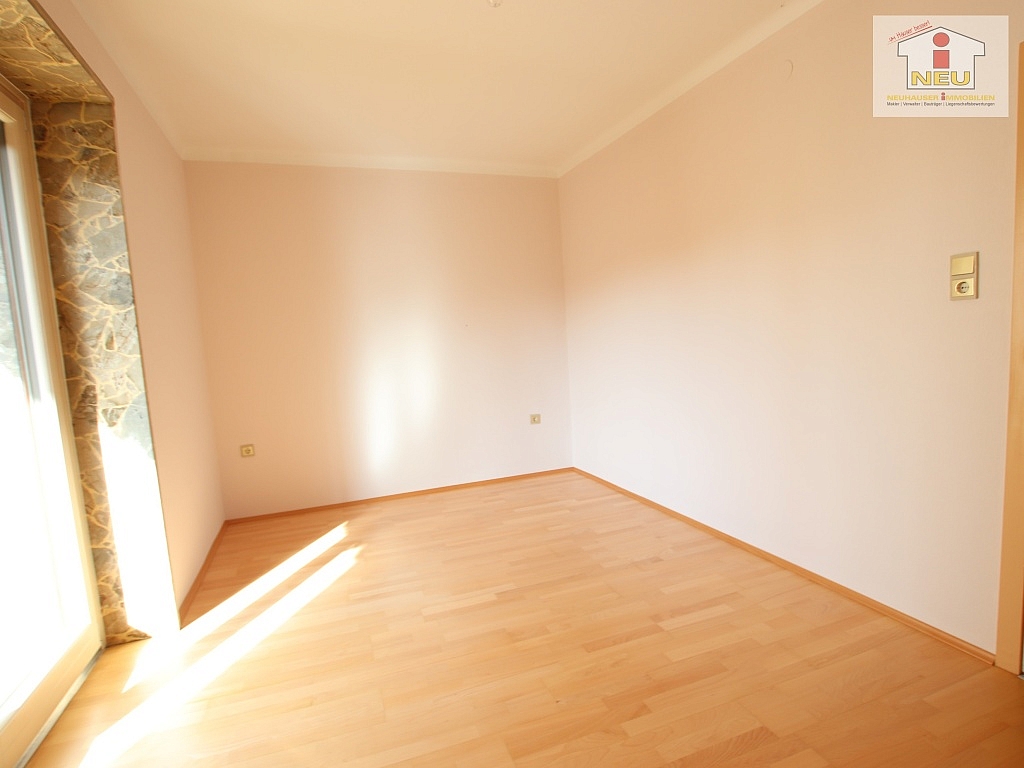 Außenrollos Erdgeschoss Stiegenhaus - Schöne sanierte 4 Zi Wohnung 100m² mit 570m² Garten und 1 Werkstatt - Rotschitzen