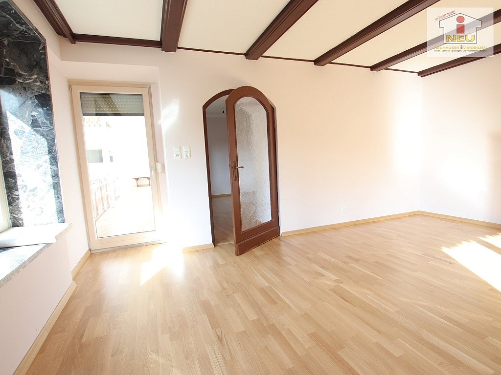Fliesenböden überdachter Stellplätze - Schöne sanierte 4 Zi Wohnung 100m² mit 570m² Garten und 1 Werkstatt - Rotschitzen