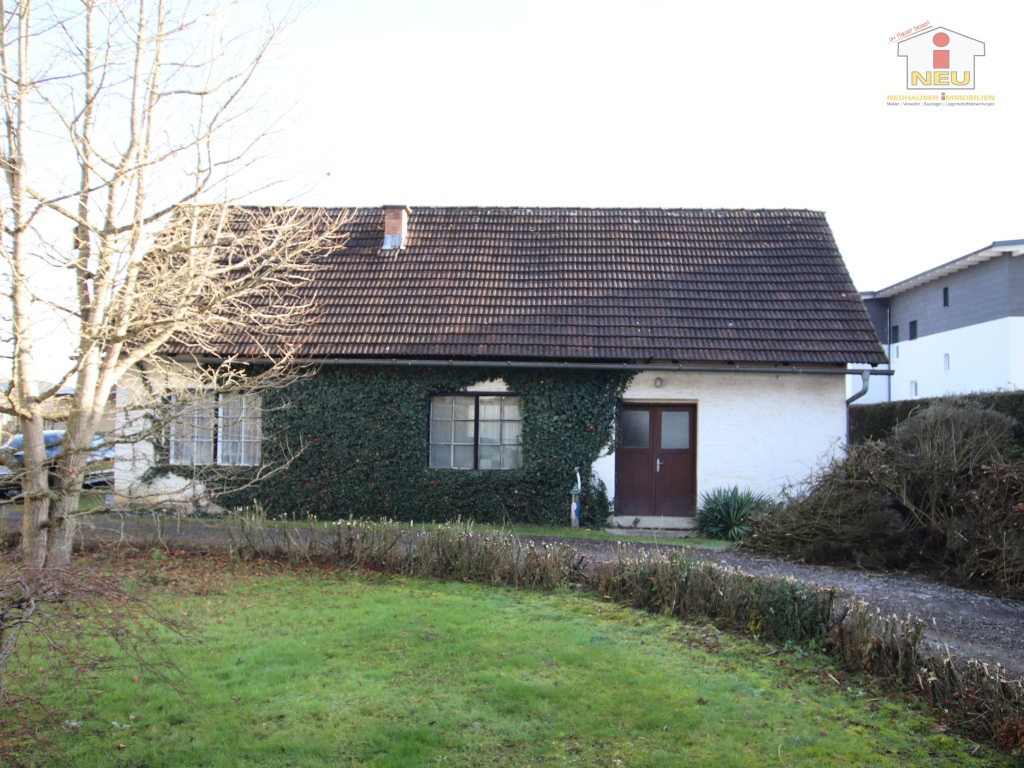 Wohnhaus Halbjahr Vorraum - Nettes 100m² Wohnhaus mit Nebengebäuden/Garagen und 1.090m² schönem Grundstück - Maria Saal