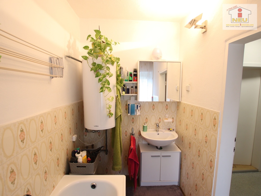 schöne ruhiges Parkett - Nettes 100m² Wohnhaus mit Nebengebäuden/Garagen und 1.090m² schönem Grundstück - Maria Saal